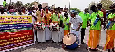 தூத்துக்குடியில் ஆட்சியர் அலுவலகம் முன்பு நாட்டுப்புற கலைஞர்கள் ஆர்ப்பாட்டம்