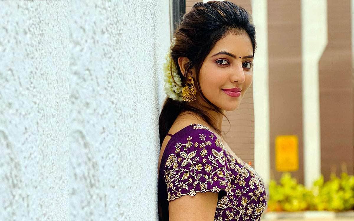 அழகு தேவதையாய் மிளிரும் அதுல்யா - படங்கள்