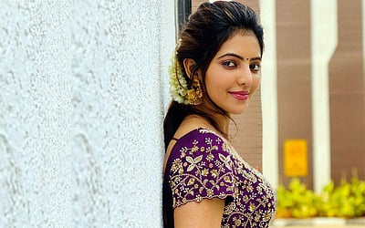 அழகு தேவதையாய் மிளிரும் அதுல்யா - படங்கள்