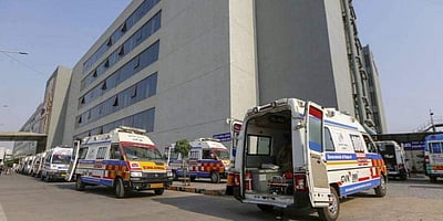 குஜராத்: அரசு மருத்துவமனையில் வரிசையில் காத்திருக்கும் அவசர ஊர்திகள்