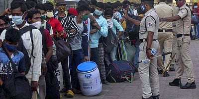 மீண்டும் ஒரு 2020? மளிகைக் கடையிலும் ரயில் நிலையங்களிலும் மக்கள் கூட்டம்