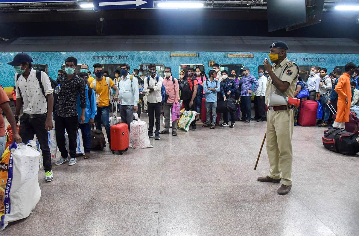 கரோனா அச்சம்: மும்பையிலிருந்து வெளியேறும் புலம்பெயர் தொழிலாளர்கள்