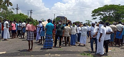 19 மணிநேரம் மின்சாரம் துண்டிப்பு: விவசாயிகள் மறியல்