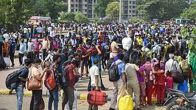 144 தடை உத்தரவு எதிரொலி: சொந்த ஊர் செல்ல குவிந்த வெளிமாநில தொழிலாளர்கள்