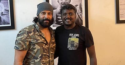 கர்ணன்: இயக்குநர் மாரி செல்வராஜின் வீட்டுக்கு நேரில் சென்று நடிகர் விக்ரம் பாராட்டு (படங்கள்)