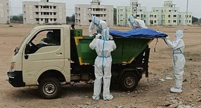 கரோனா நோயாளிகளின் சடலங்கள் குப்பை வேனில் எடுத்துச் செல்லப்பட்ட அவலம்!