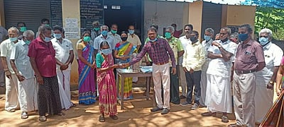 சாத்தான்குளம்: கூட்டுறவு வங்கியில் கபசுர குடிநீர் விநியோகம்