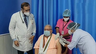 2ஆம் தவணை கரோனா தடுப்பூசி செலுத்திக் கொண்டார் ராஜஸ்தான் ஆளுநர்