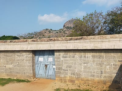 கரோனா பரவல் எதிரொலி:செஞ்சிக்கோட்டை மூடல்