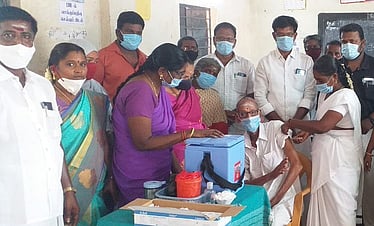 கிராமத்தில் கரோனா தடுப்பூசி முகாம்