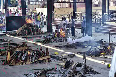 பற்றி எரியும் தகனமேடைகள்: 2020 மோசமில்லை என சொல்ல வைக்குமோ 2021?