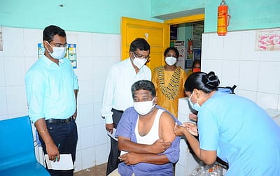 காரைக்காலில் தடுப்பூசித் திருவிழா: நலவழித் துறை அதிகாரி ஆய்வு