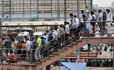 தில்லியைவிட்டு கூட்டம் கூட்டமாக வெளியேறும் புலம்பெயர் தொழிலாளர்கள்