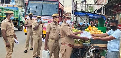 தீயணைப்புத் தொண்டு வார விழா: துண்டு பிரசுரம் விநியோகம்