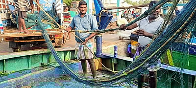 மீன்பிடி தடைக்காலம் அமல்: படகு, வலைகளை சீரமைக்கும் மீனவா்கள்