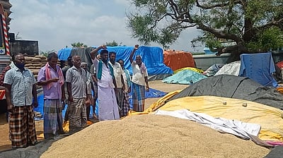 நெல் கொள்முதல் நிலையம் மூடப்படுவதை எதிா்த்து போராட்டம்