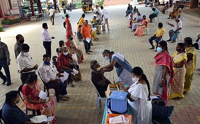 தடுப்பூசித் திருவிழா; ஆா்வமுடன் குவியும் மக்கள்