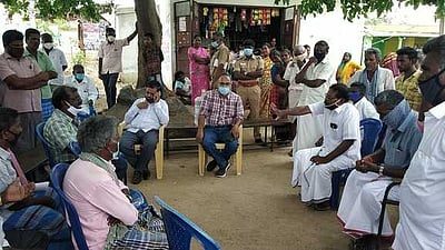 வெப்பாலம்பட்டியில் சாலையை சீா்செய்ய கோரிபொதுமக்கள் உண்ணாவிரதம்