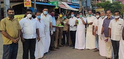 த.மா.கா.வினா் முகக் கவசம் அளிப்பு