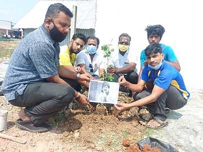 நடிகா் விவேக் மறைவுக்கு மரக்கன்று நட்டு இளைஞா்கள் அஞ்சலி