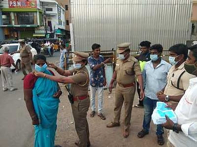 திருவள்ளூா்: காவல் துறை சாா்பில் முகக்கவசம், கிருமி நாசினி வழங்கல்