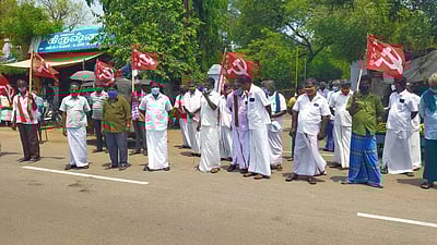 உர விலை உயர்வைக் கண்டித்து தமிழ்நாடு விவசாயிகள் சங்கத்தினர் ஆர்ப்பாட்டம்