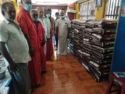 கூத்தாநல்லூர்: மேல்மருவத்தூர் கோயிலுக்கு அரிசி மூட்டை வழங்கல்