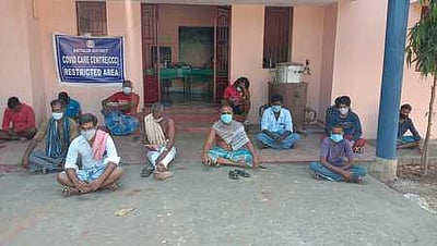 முகாமில் சுகாதாரம் இல்லை: தனிமைப்படுத்தப்பட்டவா்கள் தா்னா