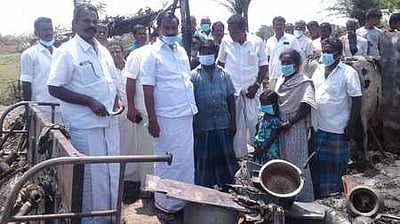 மின் கசிவால் குடிசை எரிந்து சாம்பல்