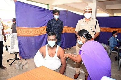 மாவட்டக் காவல் அலுவலகத்தில் கரோனா தடுப்பூசி முகாம்