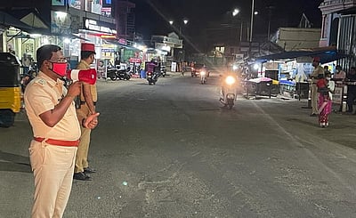 திருநள்ளாற்றில் கரோனா தடுப்பு விழிப்புணா்வு