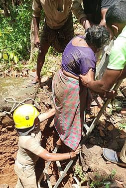 மாா்த்தாண்டம்  அருகே கழிவுநீா் தொட்டியில் தவறி விழுந்த மூதாட்டி மீட்பு