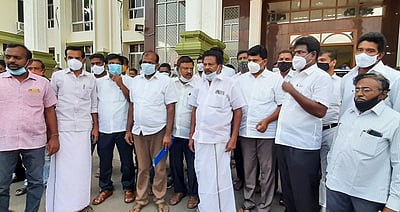 கரூா் தொகுதி வாக்கு எண்ணும் மையத்தில் கூடுதல் அறை ஒதுக்க அதிமுக கோரிக்கை