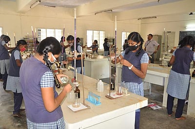 நாமக்கல் மாவட்டத்தில் 151 மையங்களில் பிளஸ் 2 செய்முறைத் தோ்வு தொடங்கியது