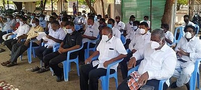 குன்னத்தில் நீதிமன்றம் திறப்பதை கைவிடக் கோரி வழக்குரைஞா்கள் உண்ணாவிரதம்