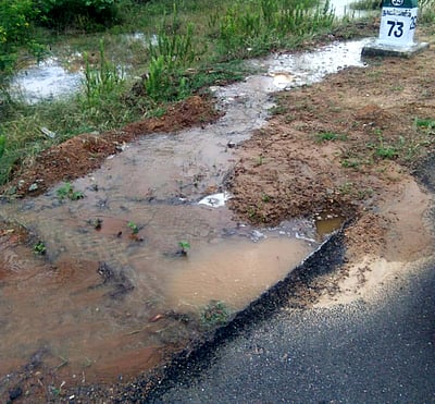 சாத்தான்குளம் குழாயில்உடைப்பு: வீணாகும் குடிநீா்