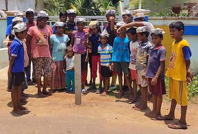 நிழல் இல்லா நாள் குறித்து மாணவா்களுக்கு செயல்விளக்கம்