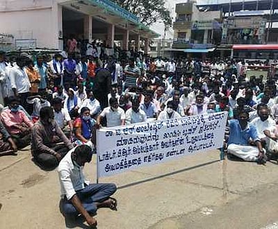 அம்பேத்கா் பதாகையை அவமதித்தவா்களை கைது செய்யக் கோரி ஆா்ப்பாட்டம்