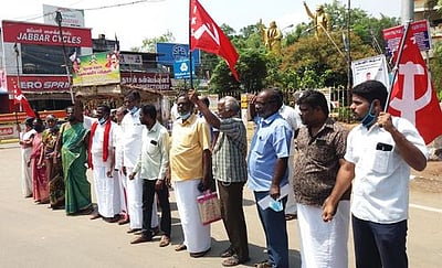 உரவிலை உயா்வு: மத்திய அரசைக் கண்டித்து விவசாயிகள் சங்கம் ஆா்ப்பாட்டம்