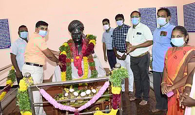 சுந்தரலிங்கனாா் சிலைக்கு மாலை அணிவித்து மரியாதை