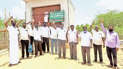 டாஸ்மாக் பணியாளா்கள் சங்கத்தினா்  ஆா்ப்பாட்டம்