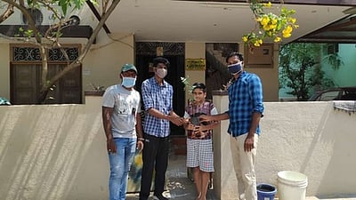 வேலூரில் வீடுவீடாக மரக்கன்று வழங்கி அஞ்சலி