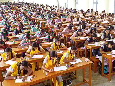 தமிழகத்தில் 12ஆம் வகுப்பு பொதுத்தேர்வு ஒத்திவைப்பு