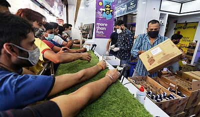 தில்லியில் மதுபான விற்பனை அமோகம் - படங்கள்