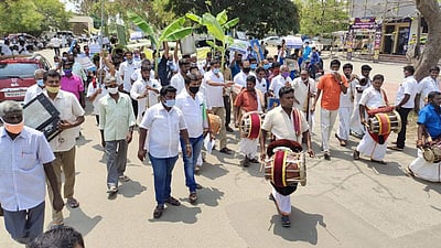 திருமண அமைப்பாளர்கள் மேள, தாளத்துடன் வந்து ஆட்சியர் அலுவலகத்தில் மனு