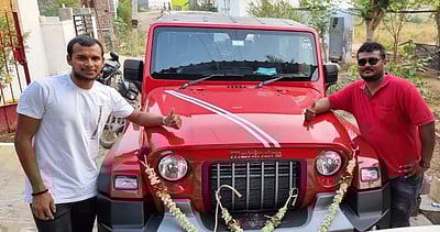 பரிசாகக் கிடைத்த மஹிந்திரா காரைத் தனது பயிற்சியாளருக்கு வழங்கிய நடராஜன்