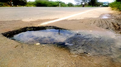 குடிநீரில் குழாயில் உடைப்பு: 2 ஆண்டுகளாக வீணாக வெளியேறும் குடிநீா்