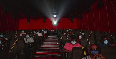 திரையரங்குகளில் 50% பார்வையாளர்களுடன் தினசரி 3 காட்சிகள்!