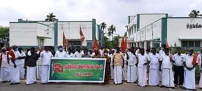 கோட்டூரில் ரசாயன உர விலையை ரத்து செய்ய வலியுறுத்தி விவசாயிகள் ஆர்ப்பாட்டம்