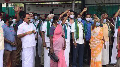 உயர்மின் கோபுர திட்டத்தில் பாதிக்கப்பட்ட விவசாயிகள் ஆர்ப்பாட்டம்